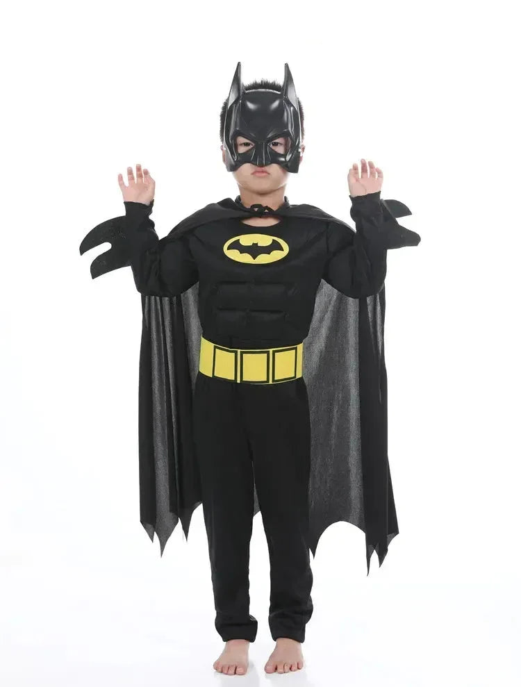 Enfant portant un déguisement Batman avec cape noire et masque iconique, prêt pour une fête d'anniversaire ou Halloween.