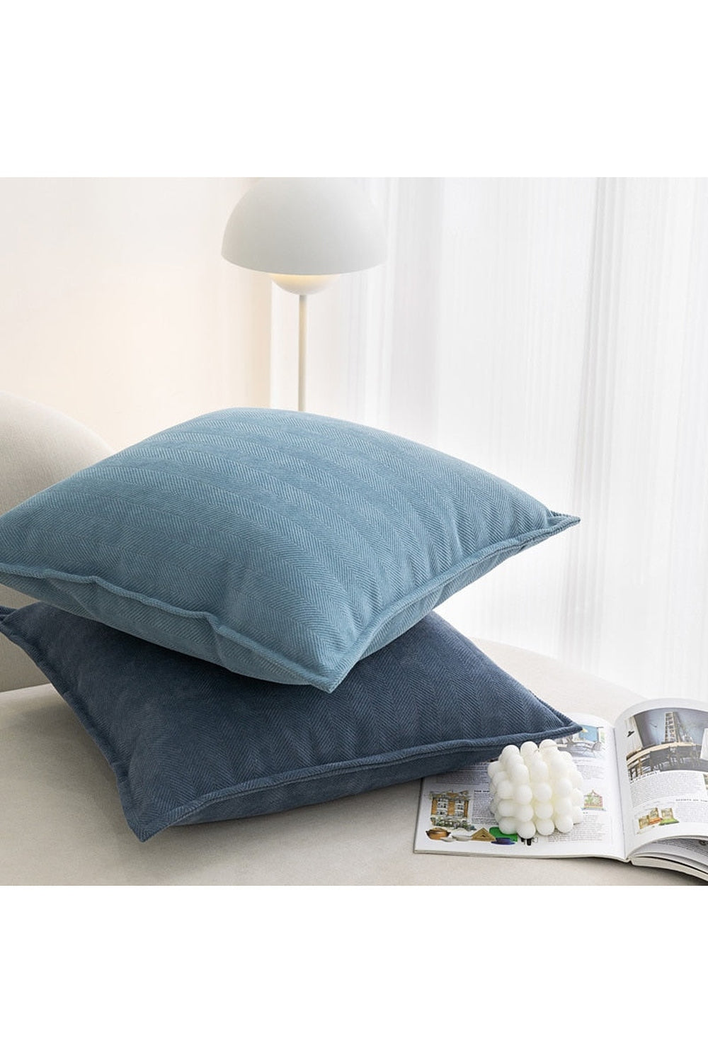 Décoration intérieure: housse de coussin de canapé raffinée, douce pour un confort optimal.