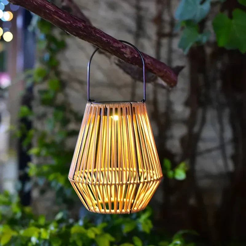 Lampe solaire LED effet rotin avec capteur crépusculaire, idéale pour éclairage de jardin ou terrasse.