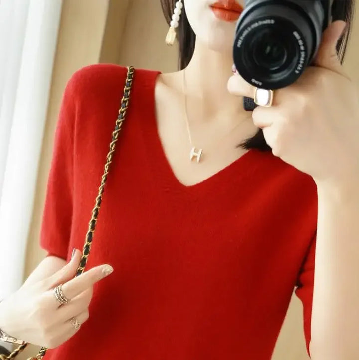 Gros plan sur la texture légère du pull femme col V, élégant et confortable pour l'été ou mi-saison.