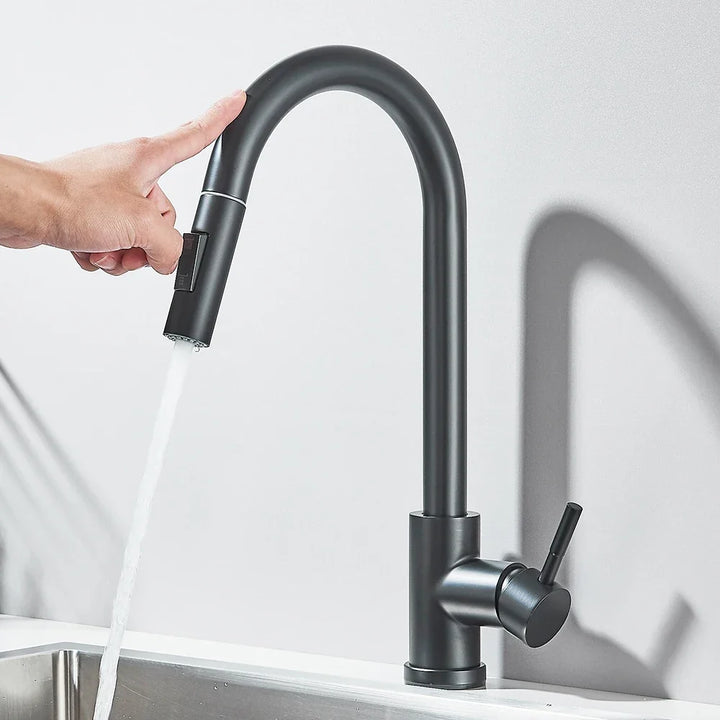 Robinet de cuisine extensible intelligent à commande tactile en laiton, parfait pour une cuisine moderne.