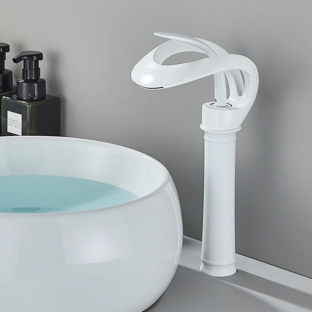 Élégant robinet lavabo cascade blanc en laiton, monocommande, pour salle de bain moderne.