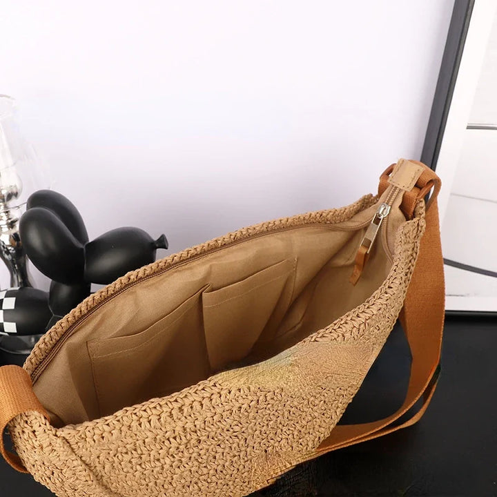 Sac banane élégant en paille tressée, conçu pour femme, confortable et tendance pour l'été.