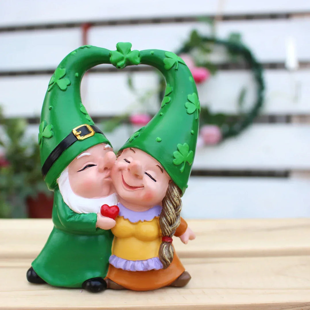 Gnomes de jardin en résine, couple d'amoureux avec chapeaux en forme de cœur et trèfle pour décoration extérieure.
