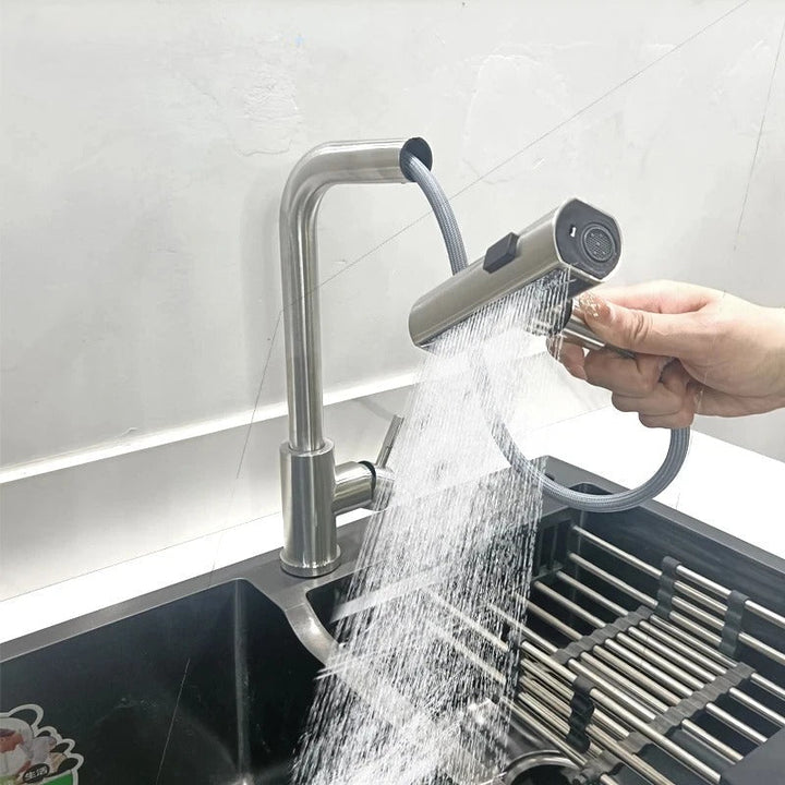Robinet de cuisine argent avec douchette extractible flexible, idéal pour évier moderne.