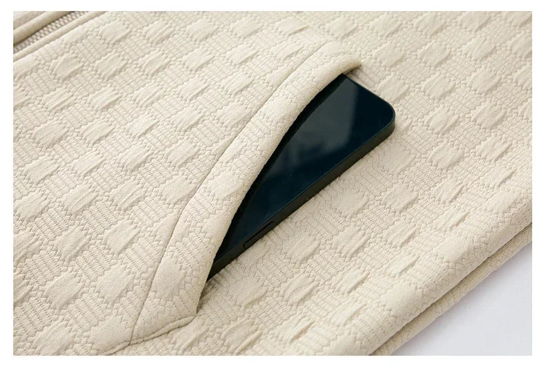 Gilet sans manches zippé bleu marine pour homme, look décontracté et polyvalent, mode masculine urbaine.