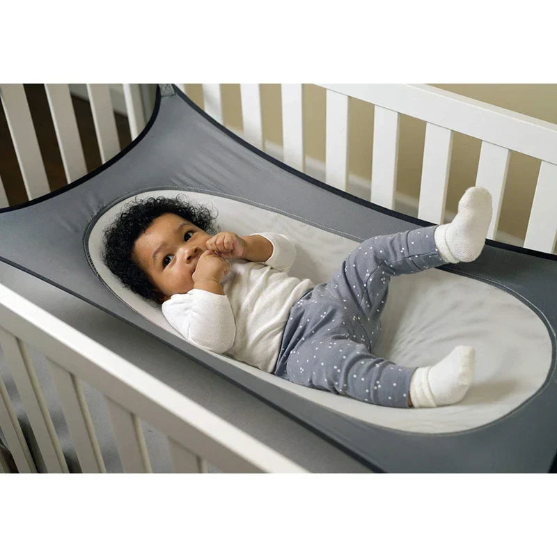 Cadeau bébé idéal : Lit DreamNest bleu, cocon sécurisé et confortable pour le sommeil du nouveau-né.