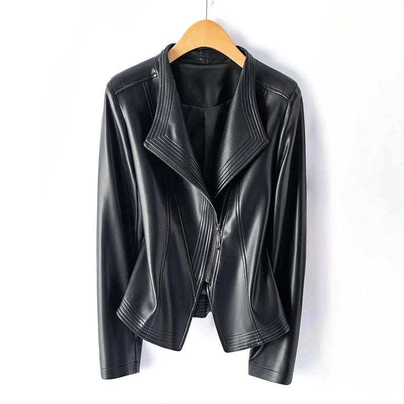 Blouson en cuir femme avec col V, style asymétrique. Un must-have pour la mode féminine printemps/automne.