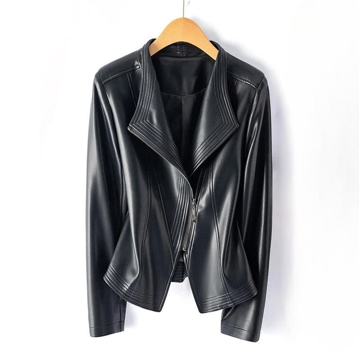 Blouson en cuir femme avec col V, style asymétrique. Un must-have pour la mode féminine printemps/automne.
