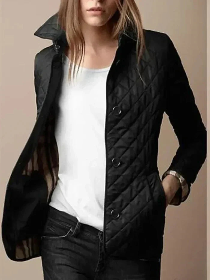 Blouson femme matelassé à carreaux, vêtement chaud et stylé, un essentiel de l'outerwear pour l'hiver.