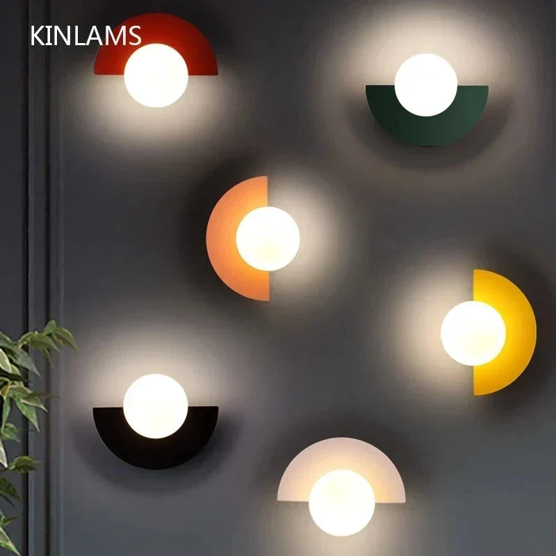 Luminaire mural LED design demi-lune, éclairage intérieur contemporain pour chambre.