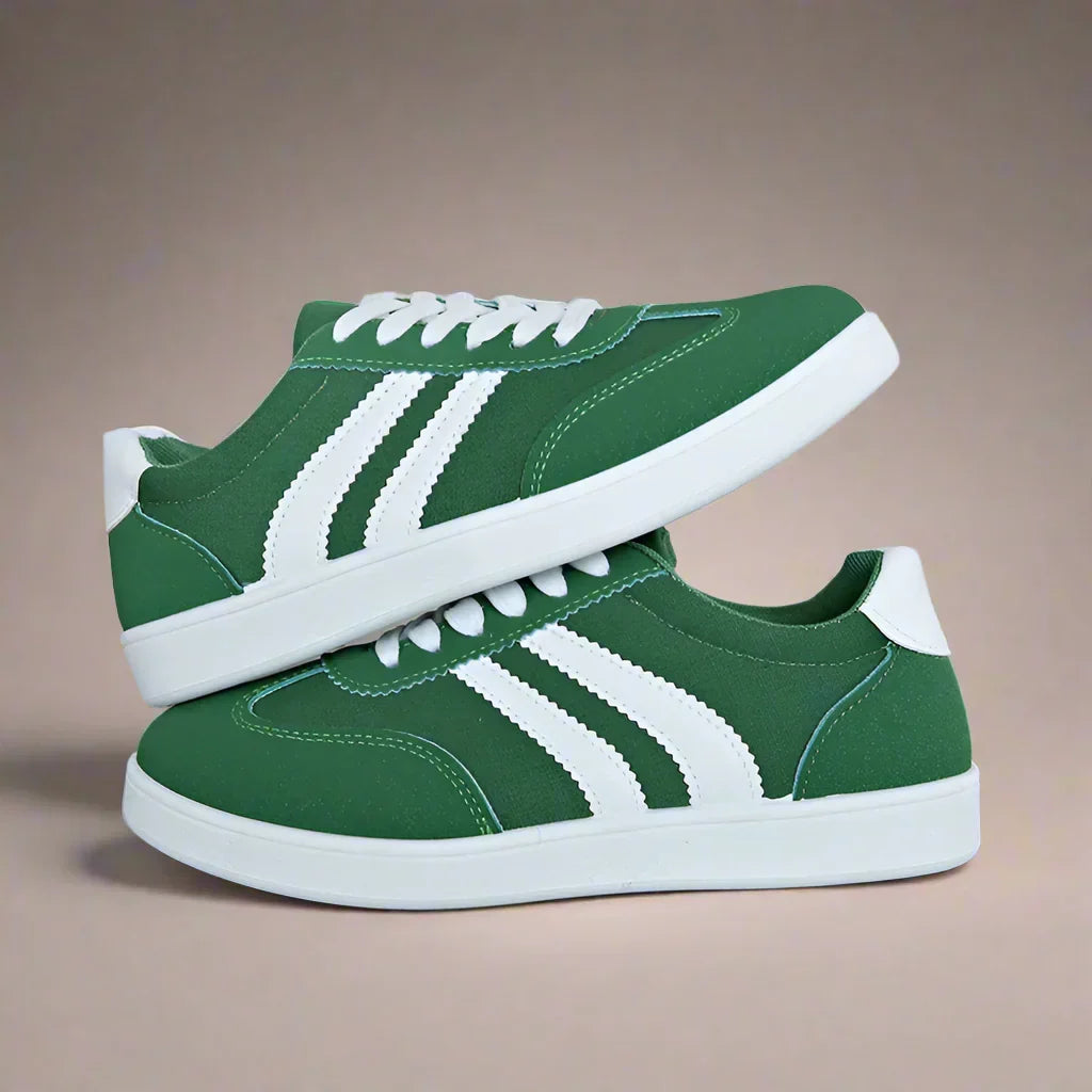 Paire de chaussures décontractées femme, style rétro. Baskets confortables parfaites pour la mode printemps-été en ville.
