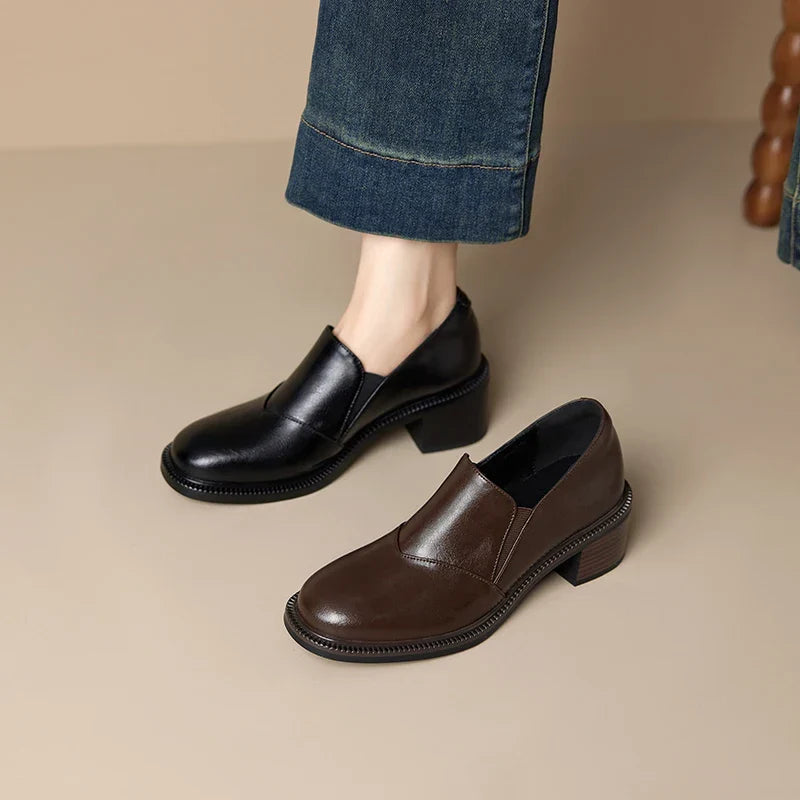 Mocassins femme noirs à bout rond et talon large, une chaussure élégante et confortable pour le quotidien.