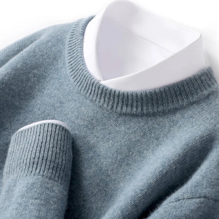 Texture douce d'un pull en laine mérinos pour homme, confort et qualité supérieure.