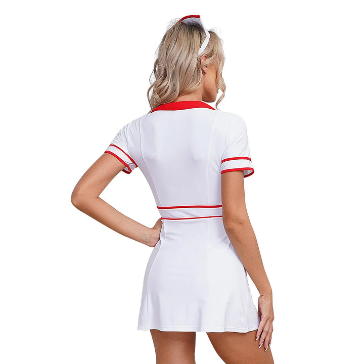 Robe d'infirmière blanche et tablier, avec coiffe rouge assortie, un déguisement classique et chic pour femme.