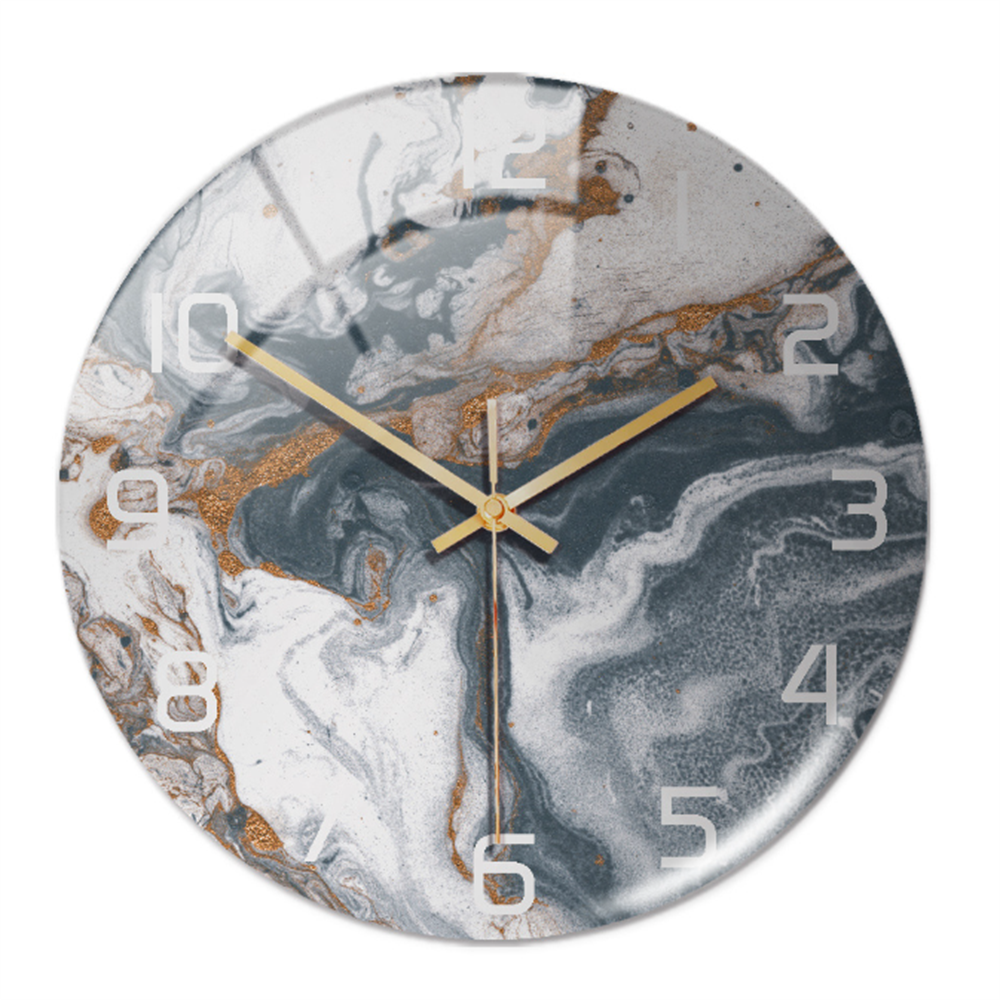 Design moderne pour cette horloge murale silencieuse Ø30 cm, finition effet marbre élégante.