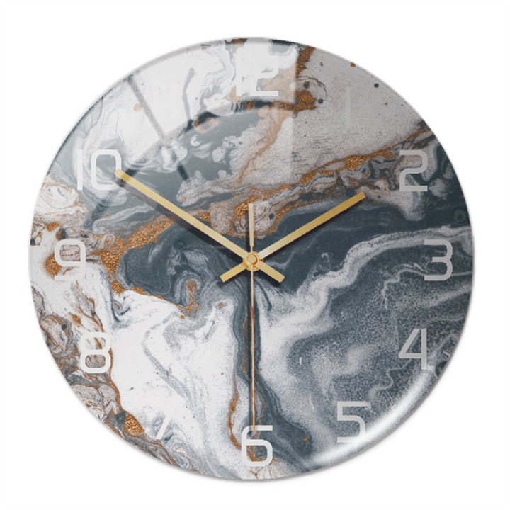 Design moderne pour cette horloge murale silencieuse Ø30 cm, finition effet marbre élégante.