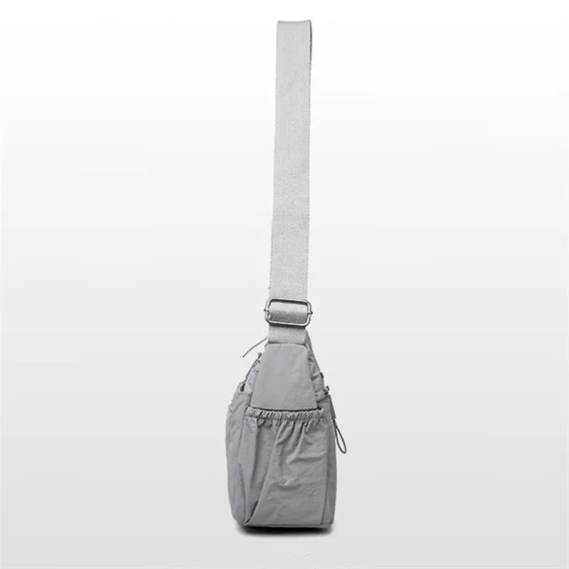 Accessoire femme: sac besace en nylon léger avec multiples compartiments pour une organisation facile.