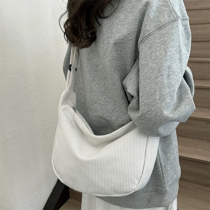 Sac banane velours doux pour femme, idéal comme accessoire mode pratique au quotidien, style tendance.