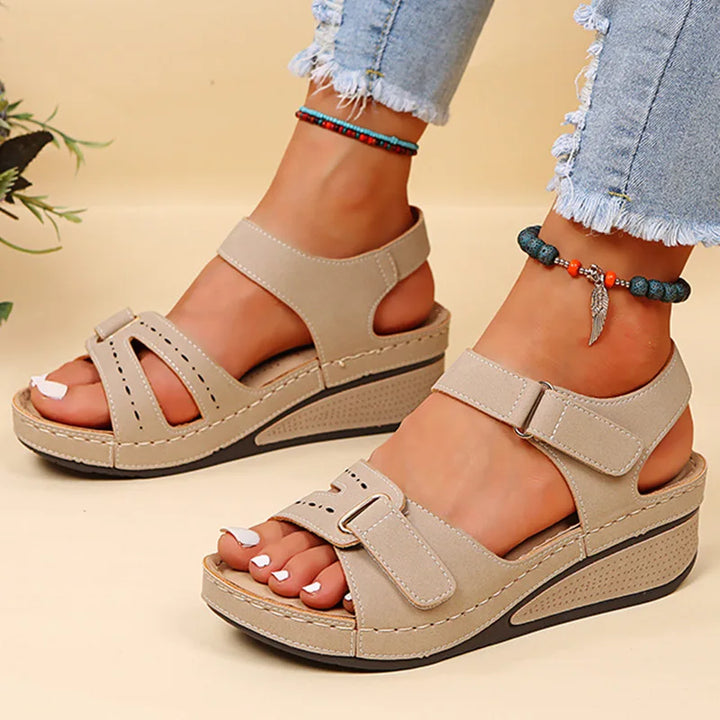 Sandales compensées GraceStep élégantes pour femme, confortables, idéales pour l'été et les loisirs.