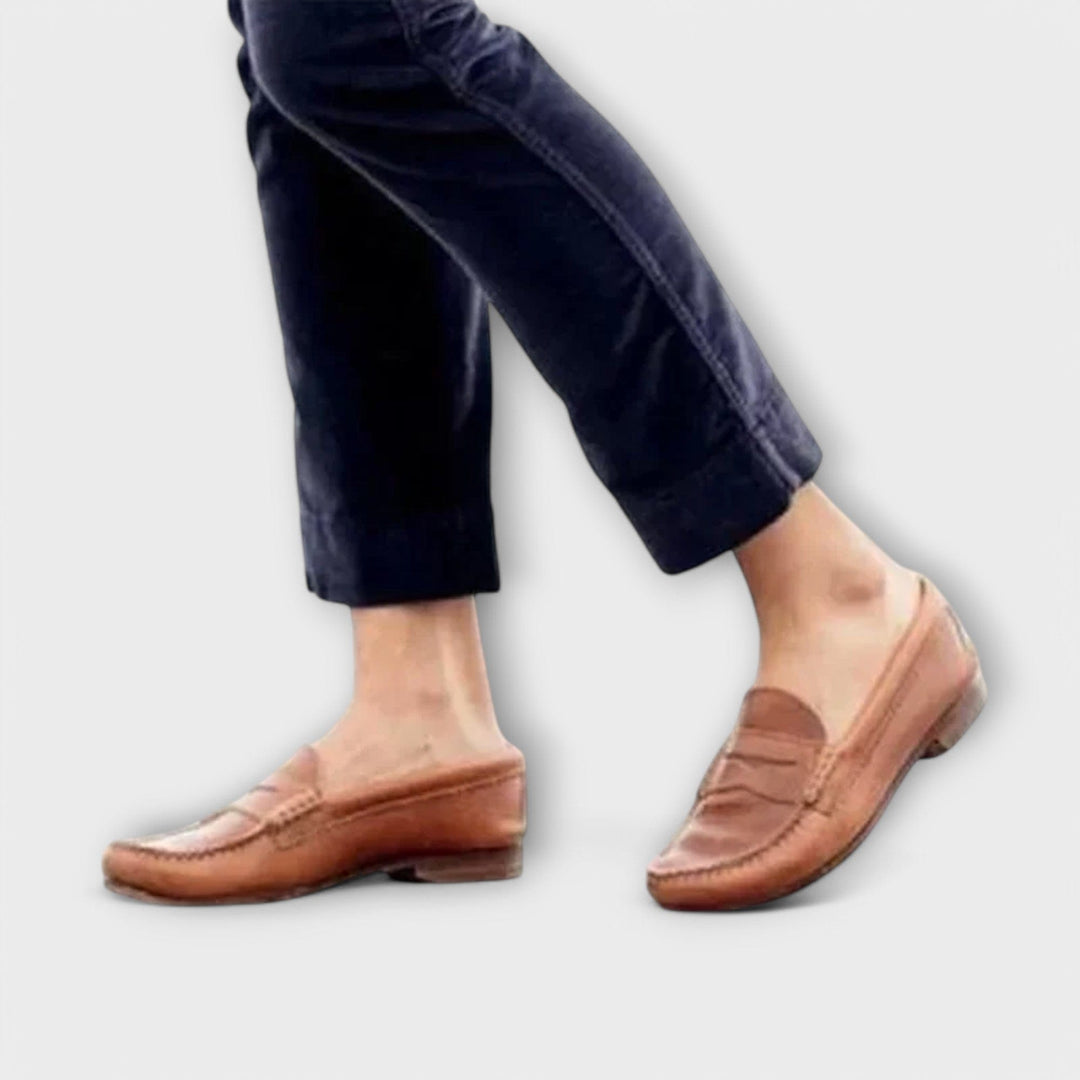 Paire de mocassins noirs Eline classiques pour femmes, offrant élégance et confort. Idéals pour le bureau et les sorties en ville.