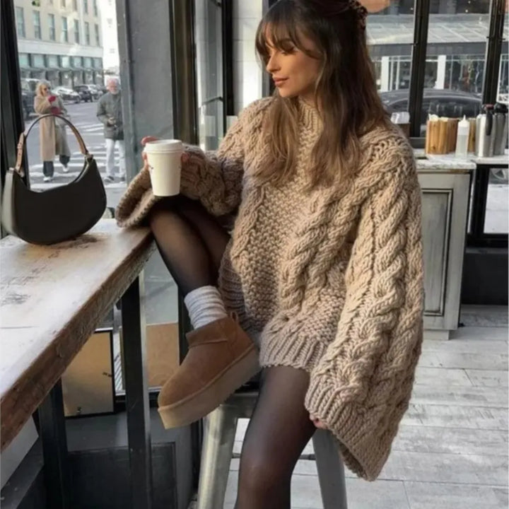 Pull oversize femme en tricot confortable et élégant. Style décontracté idéal pour l'automne-hiver.
