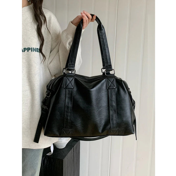 Sac cabas femme élégant en similicuir noir, idéal pour le quotidien, avec bandoulière pratique et organisateur.