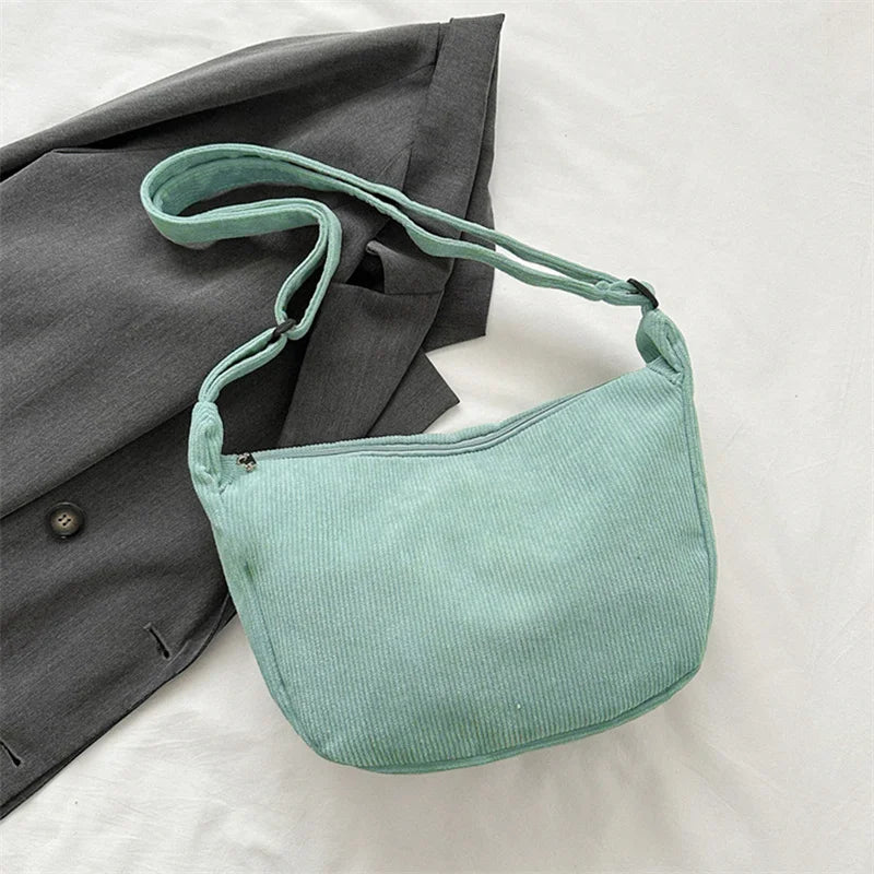 Gros plan : texture riche du sac banane velours femme, un accessoire mode hiver chic et tendance.