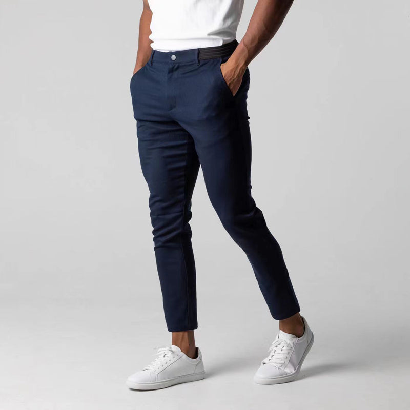 Pantalon slim homme élégant gris, idéal pour le bureau ou les affaires. Confortable et moderne.
