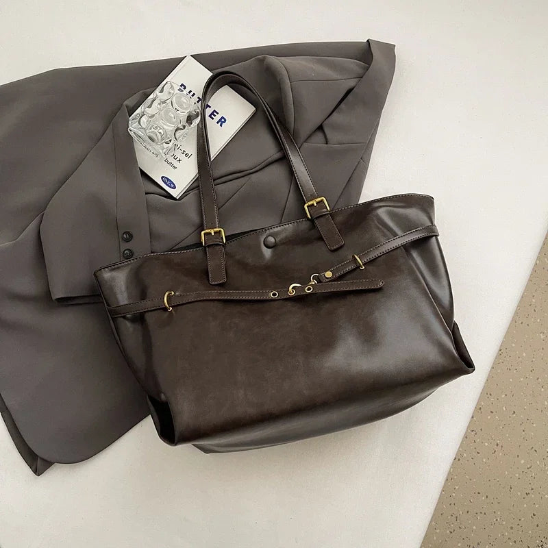 Sac de cours lycée femme, spacieux et stylé, en similicuir. Parfait pour livres, cahiers et essentiels.