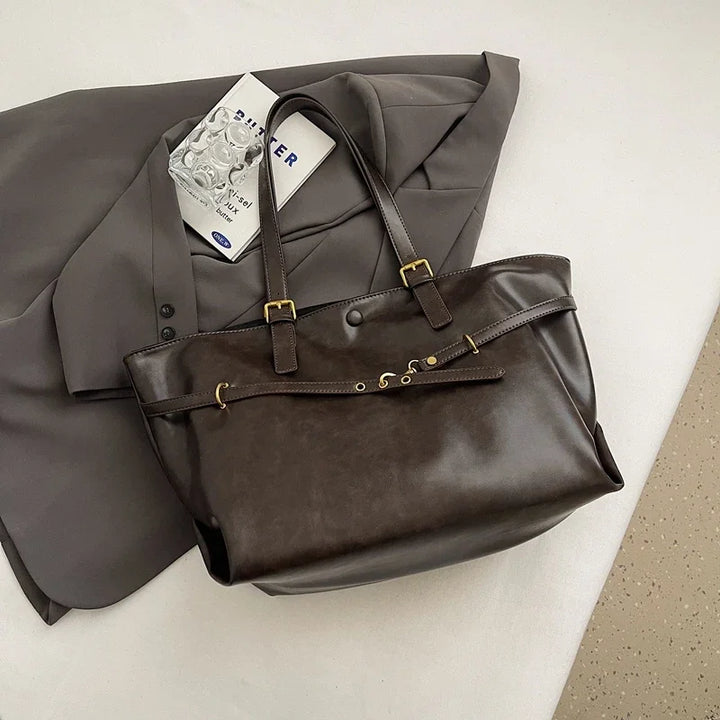 Sac de cours lycée femme, spacieux et stylé, en similicuir. Parfait pour livres, cahiers et essentiels.
