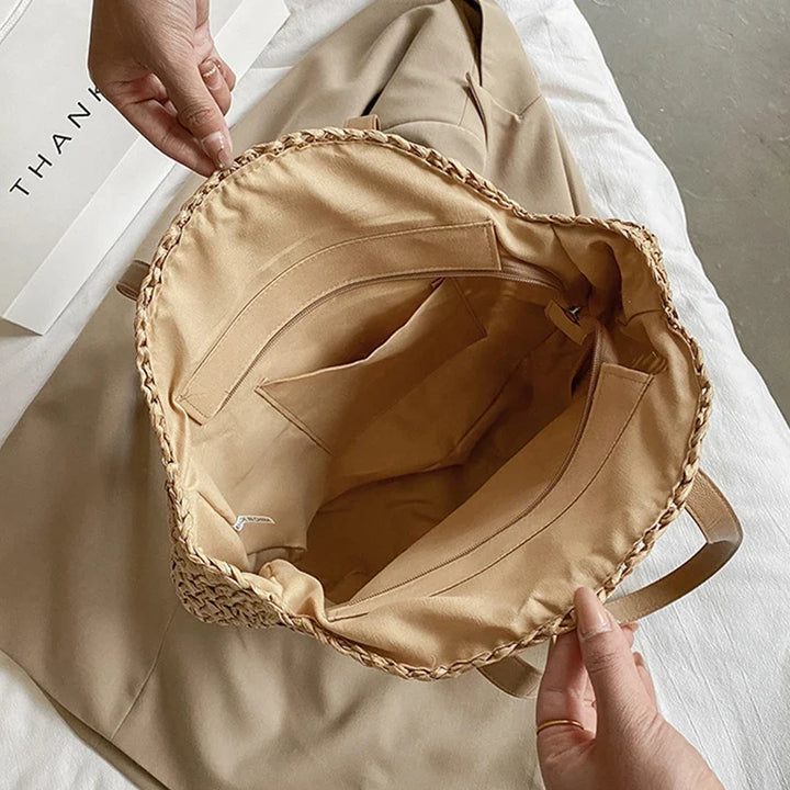 Sac femme en paille, grand et pratique, accessoire estival parfait pour la plage et le style bohème.