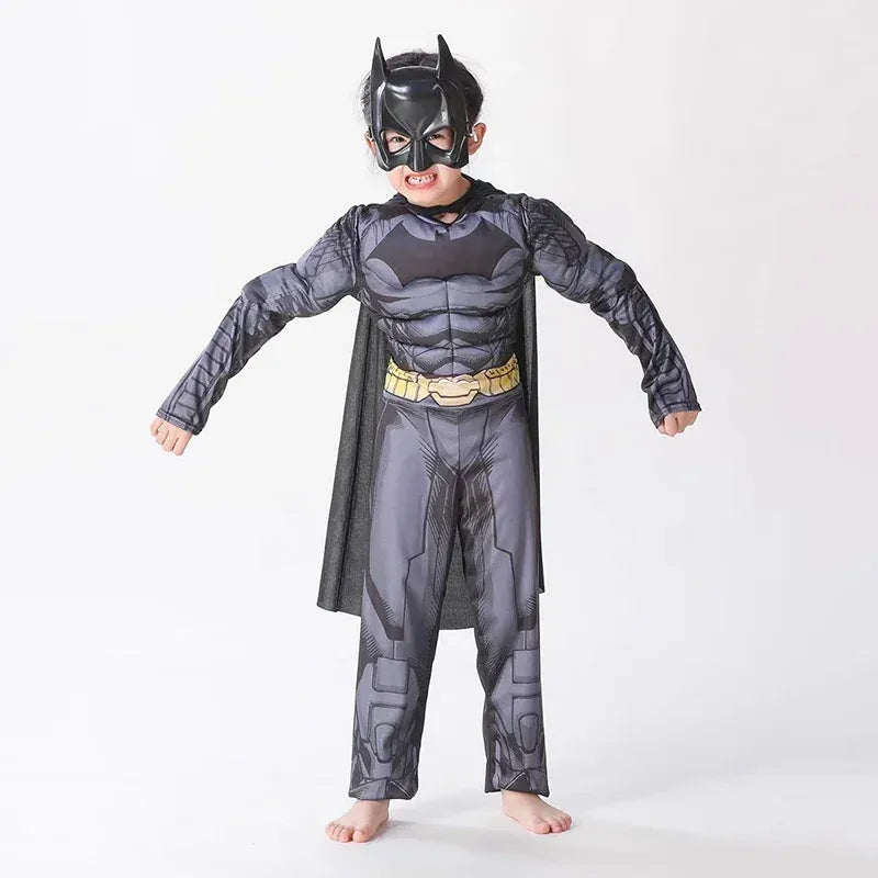 Déguisement enfant justicier masqué avec combinaison polyester, cape noire et masque. Costume super-héros pour fêtes.