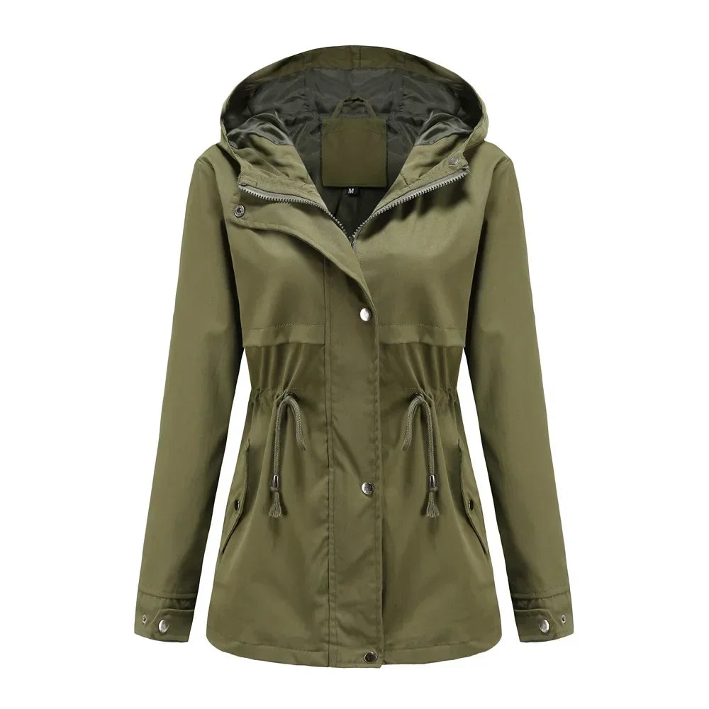 Fermeture zippée et poches pratiques du manteau imperméable femme, fonctionnalité et élégance.
