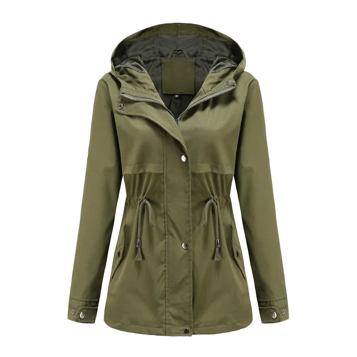 Fermeture zippée et poches pratiques du manteau imperméable femme, fonctionnalité et élégance.