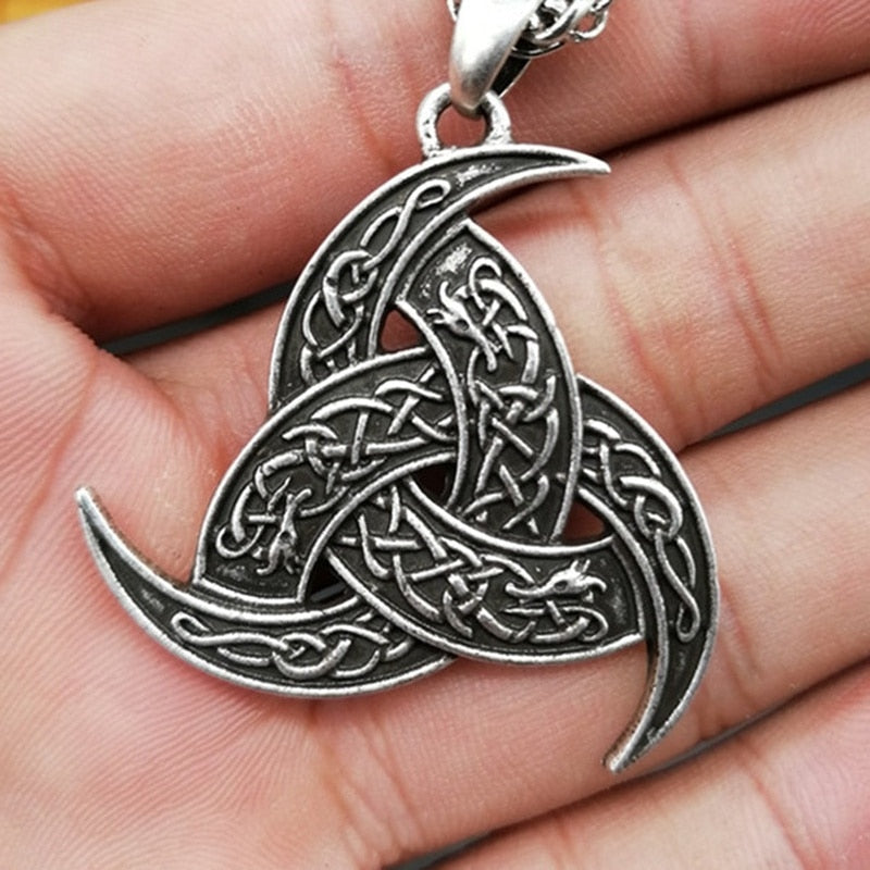 Pendentif éclatant sur collier délicat, accessoire intemporel féminin, très chic.