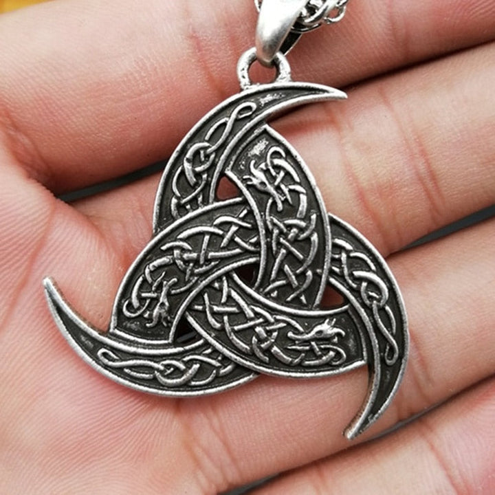 Pendentif éclatant sur collier délicat, accessoire intemporel féminin, très chic.