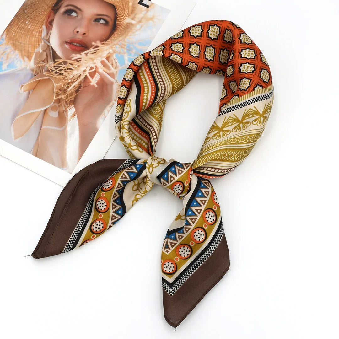 Accessoire de coiffure ou de sac : carré en satin imprimé pour femme.