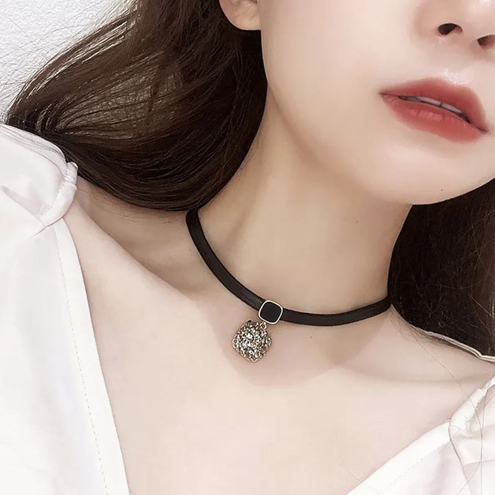 Collier ras du cou femme avec pendentif géométrique en cristal étincelant. Un bijou élégant.