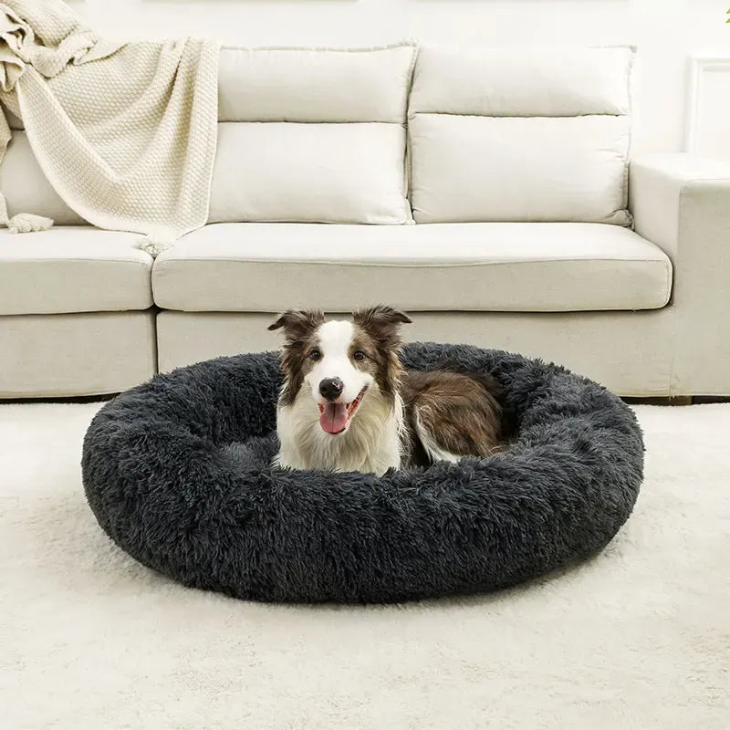 Couchage rond en peluche ultra-douce gris foncé pour chien ou chat, garantissant chaleur et sécurité pour l'animal.