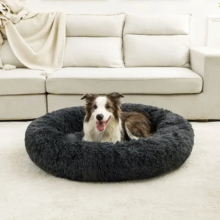 Couchage rond en peluche ultra-douce gris foncé pour chien ou chat, garantissant chaleur et sécurité pour l'animal.