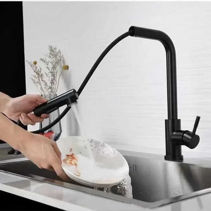 Douchette extractible multifonction d'un robinet de cuisine pivotant gris, idéal pour le nettoyage.