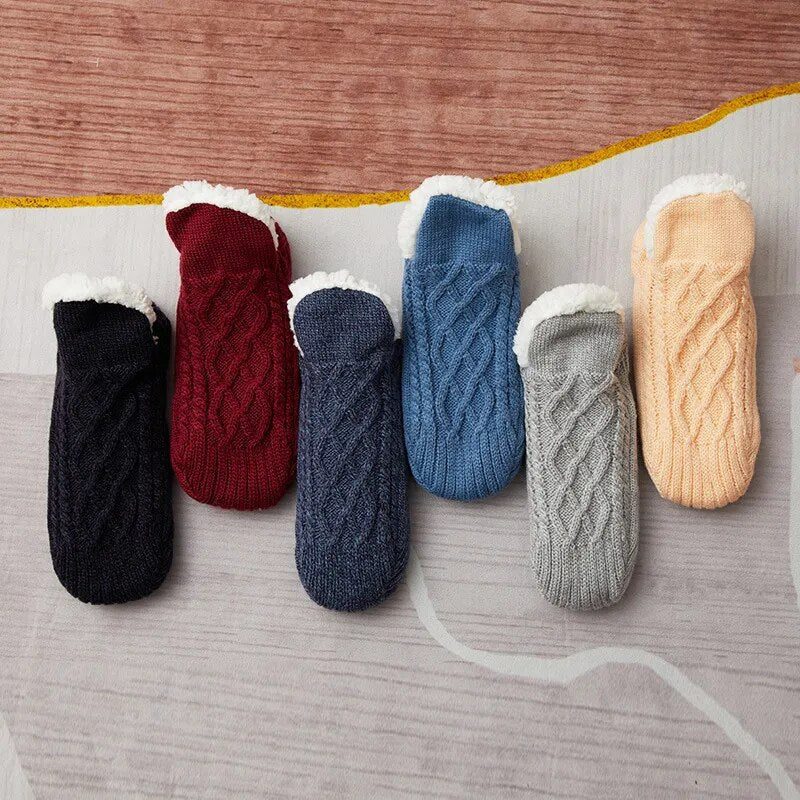 Protégez vos pieds du froid avec ces chaussettes épaisses et douillettes, idéales pour la maison.