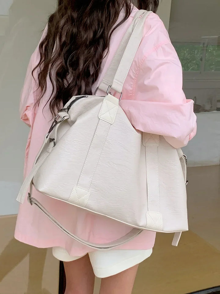 Sac cabas noir femme en similicuir, design élégant, parfait pour accessoire mode quotidien et professionnel.