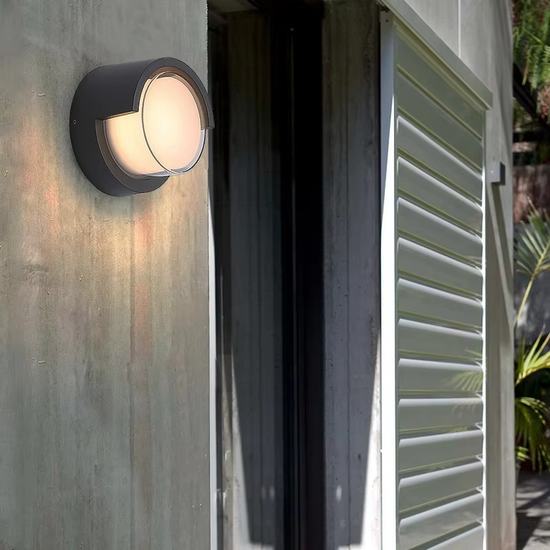 Applique LED extérieure moderne pour terrasse, étanche, avec détecteur de mouvement intégré.