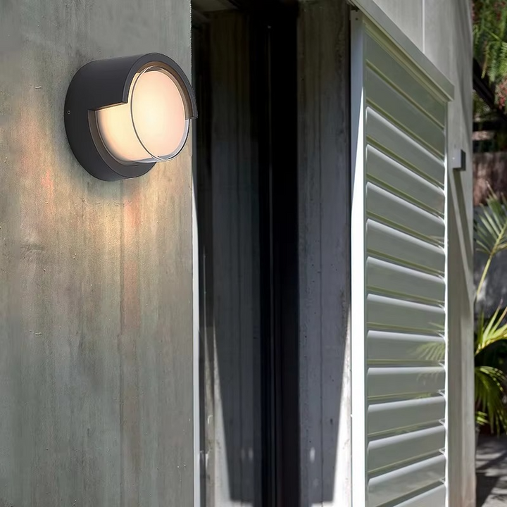 Applique LED extérieure moderne pour terrasse, étanche, avec détecteur de mouvement intégré.