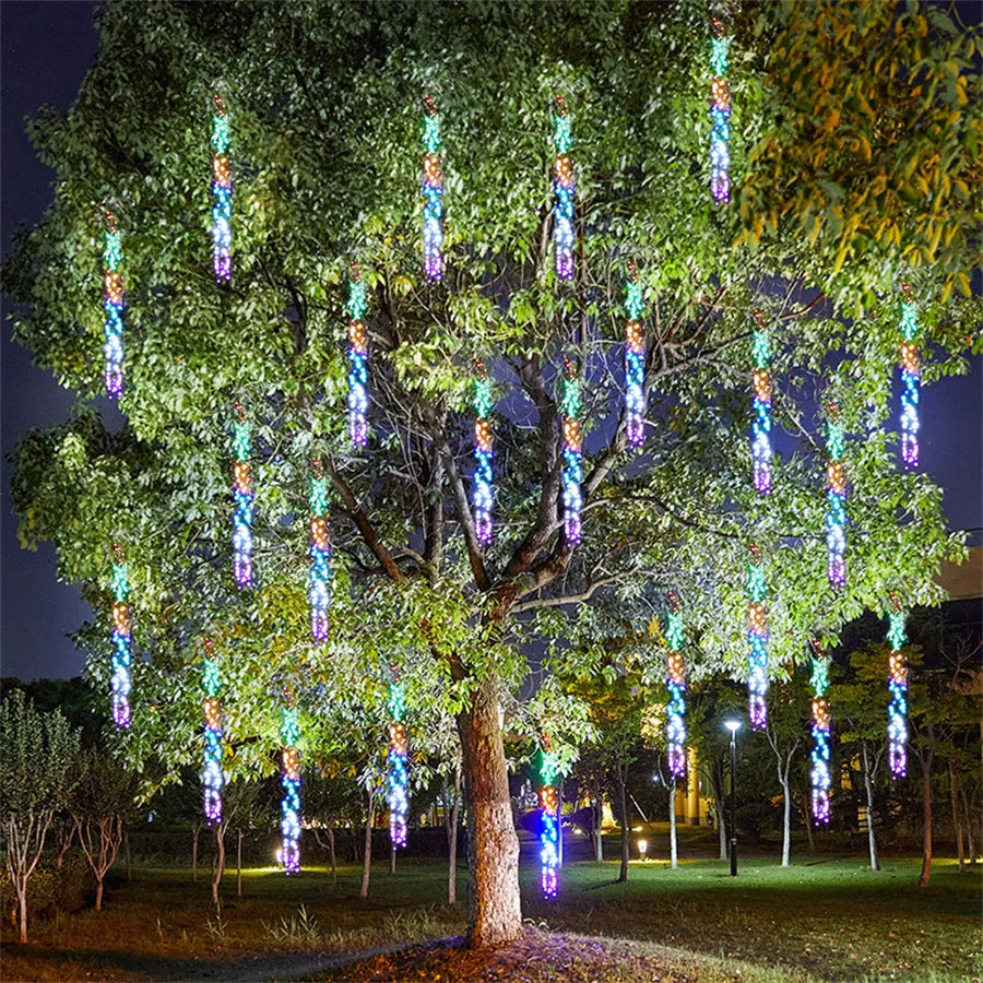 Décoration jardin LED effet pluie de météores, guirlande lumineuse pour une ambiance extérieure unique.