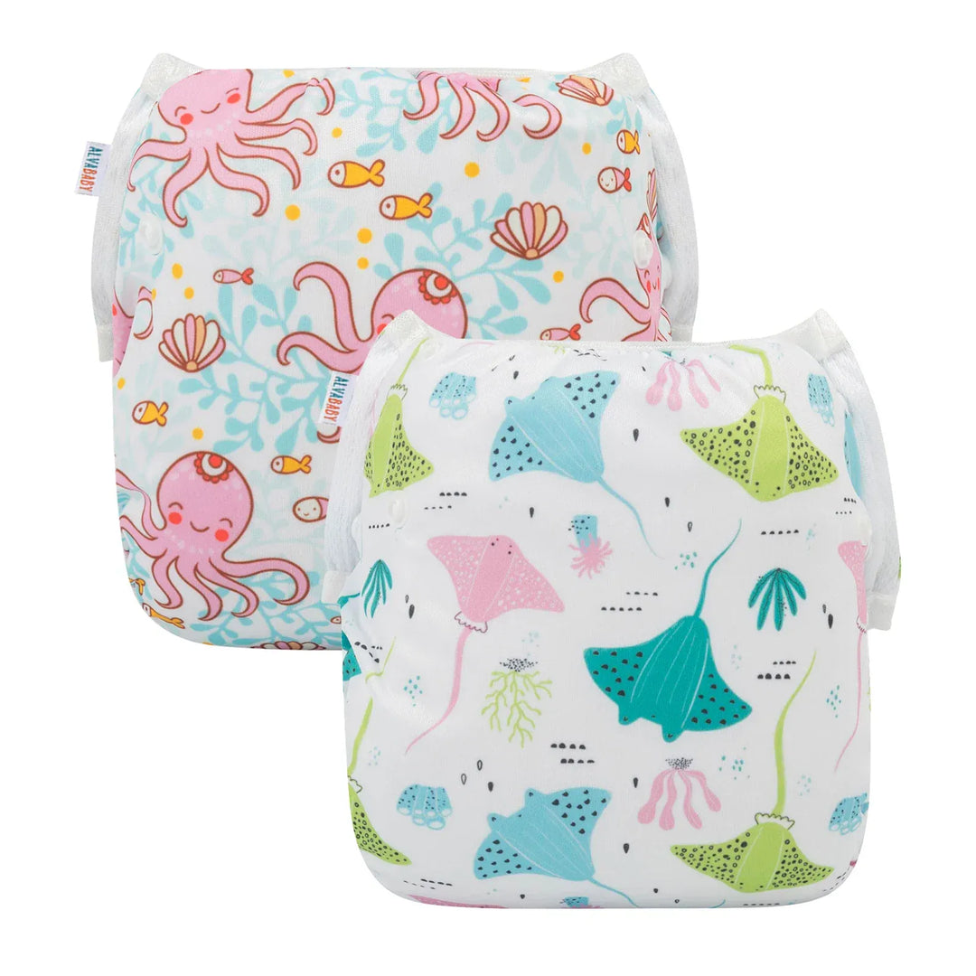 Bébé souriant en couche de bain réutilisable, prêt pour la piscine, confort et sécurité aquatique.