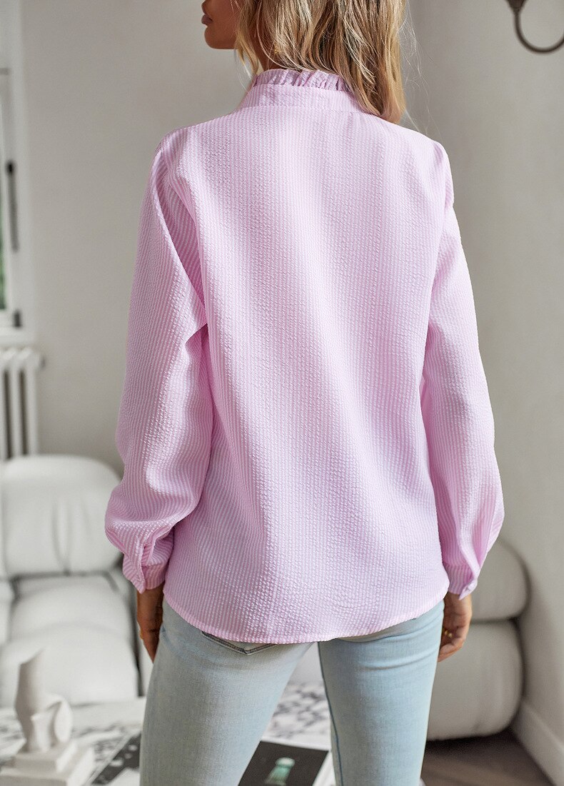 Blouse rayée chic et confortable, mode féminine printemps-été, haut élégant pour femme moderne.