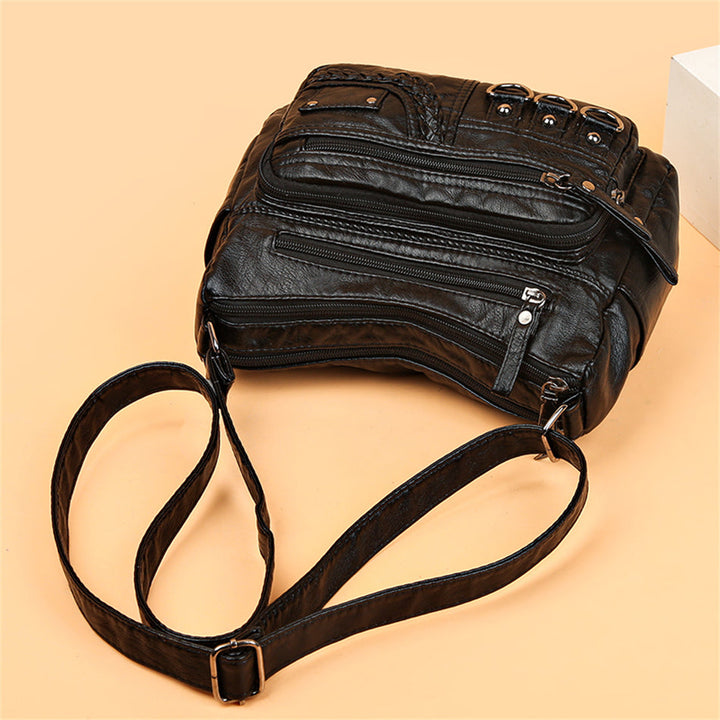 Sac à main vintage marron avec bandoulière, look intemporel, élégant pour la mode féminine.